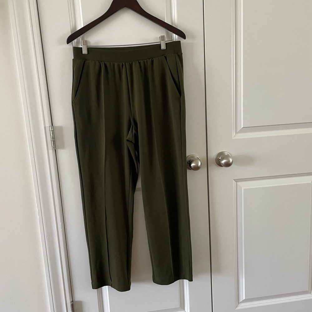 Loft olive green elastic waist pin tuck leg seam cropped pants size M